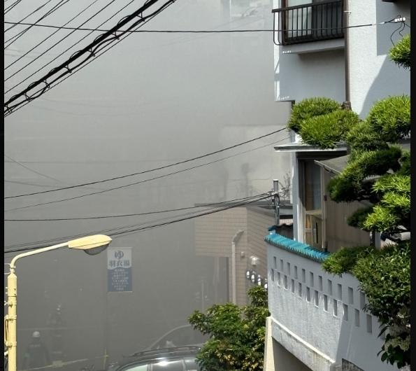 新宿火事けむり充満